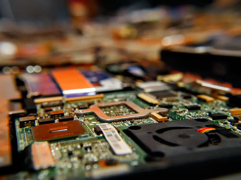 В чем разница между PCBA и PCB?